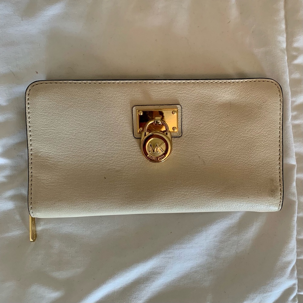 Michael Kors Zip around Wallet